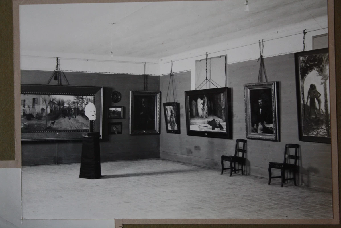 Una delle sale della mostra delle opere di Cirillo Manicardi allestita nel 1927 presso il nuovo Mercato Coperto di Reggio Emilia
